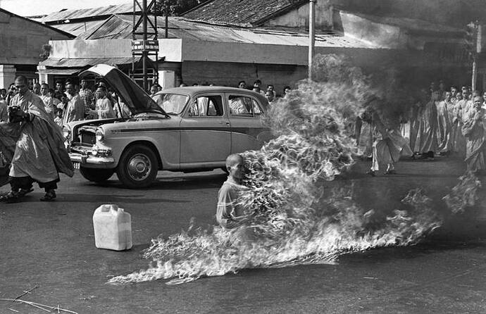 thich-quang-duc-burning-monk (1)
